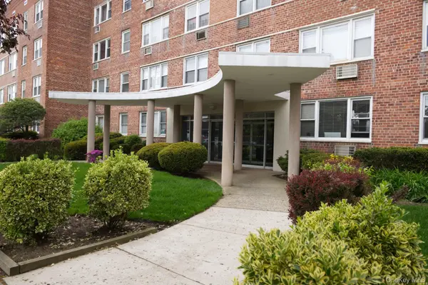 100 S Ocean AVE #2R, Freeport, NY 11520