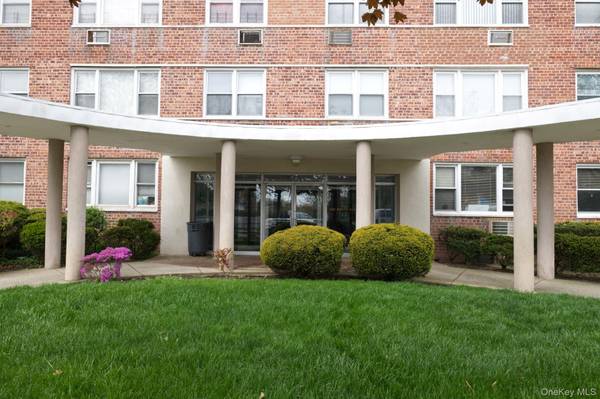 100 S Ocean AVE #2R, Freeport, NY 11520