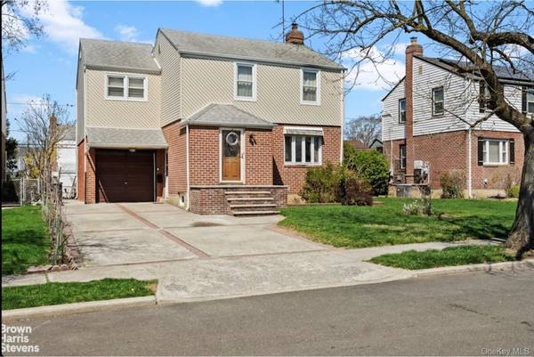 96 Nassau ST, Elmont, NY 11003