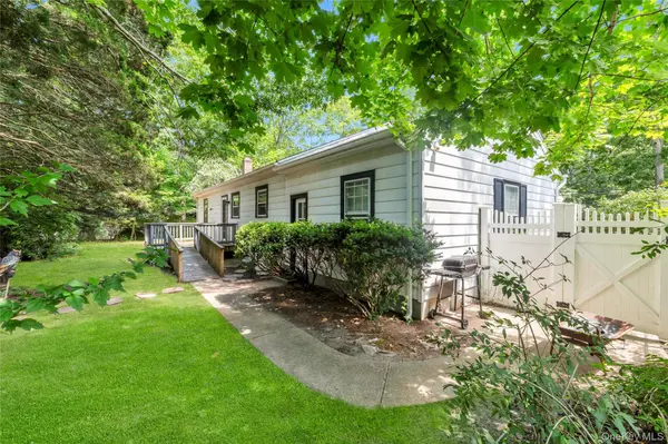 62 Squires AVE, East Quogue, NY 11942