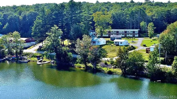 23 Crestwood RD, Lake Huntington, NY 12752