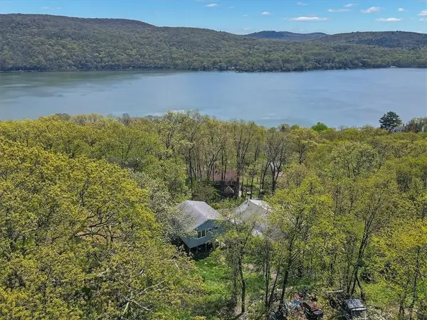 186 Brook TRL, Greenwood Lake, NY 10925
