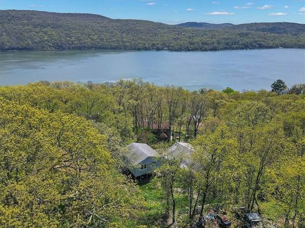 186 Brook TRL, Greenwood Lake, NY 10925