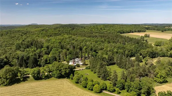 45 Hitchcock LN, Millbrook, NY 12545