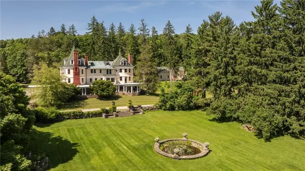 45 Hitchcock LN, Millbrook, NY 12545