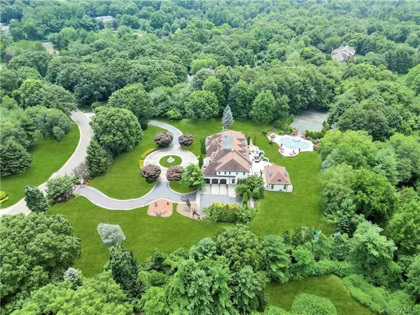 4 Old Wagon LN, Old Westbury, NY 11568