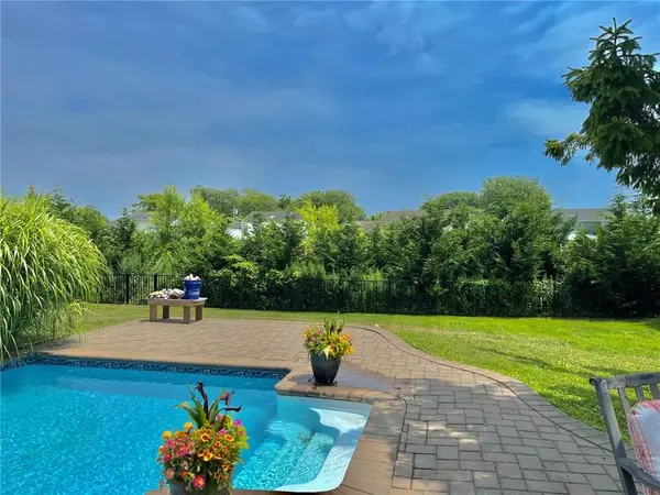 80 Udalia CT, West Islip, NY 11795