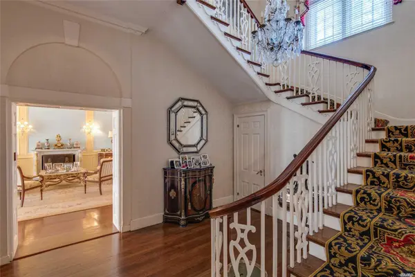 11 Evans DR, Brookville, NY 11545