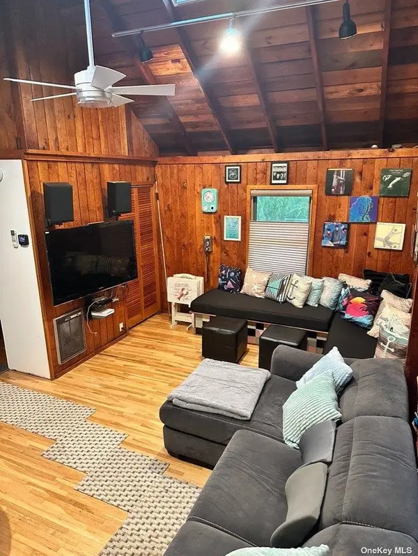180 Clipper RD, Ocean Beach, NY 11770