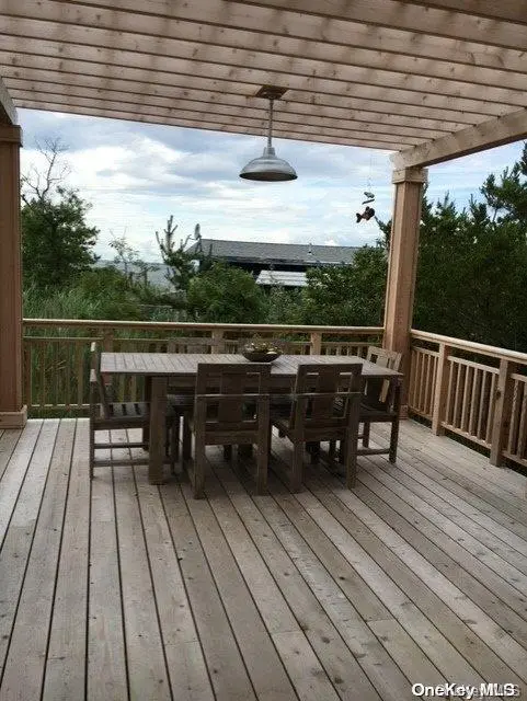 320 Frigate Rdw, Ocean Beach, NY 11770
