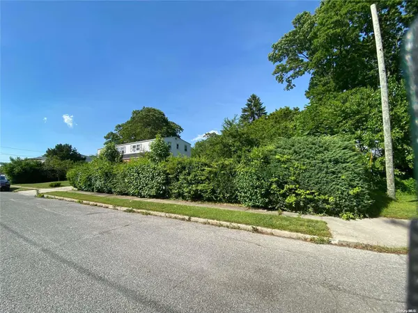 Address not disclosed, Lindenhurst, NY 11757