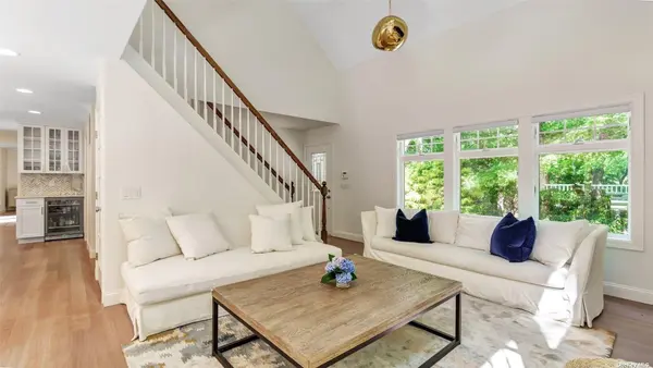 4 Scrimshaw DR, Southampton, NY 11968