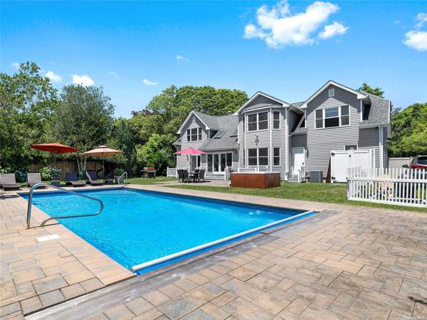4 White LN, Hampton Bays, NY 11946