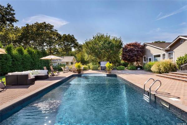 60 Lynncliff RD, Hampton Bays, NY 11946