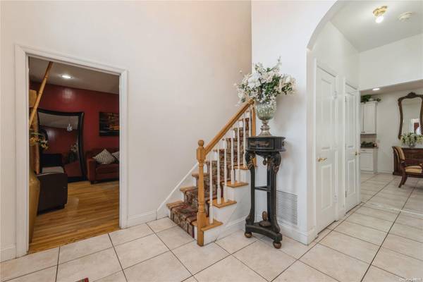 968 Bowe RD, Valley Stream, NY 11580