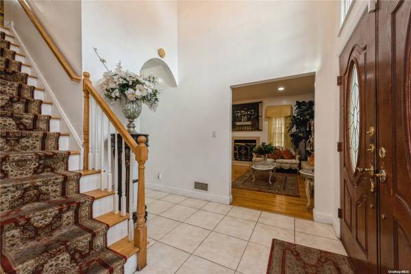 968 Bowe RD, Valley Stream, NY 11580
