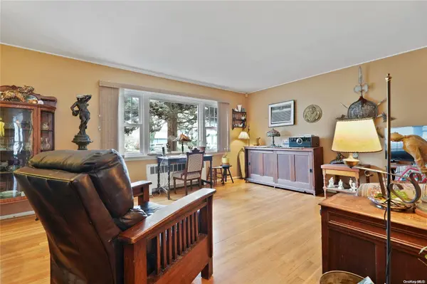 27 W Woodbine DR, Freeport, NY 11520