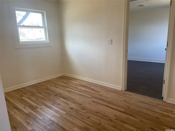 21 E Walnut ST, Central Islip, NY 11722