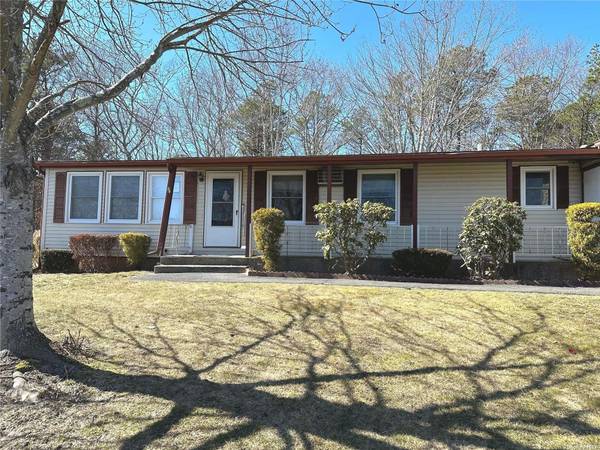 55 Village CIR #1, Manorville, NY 11949