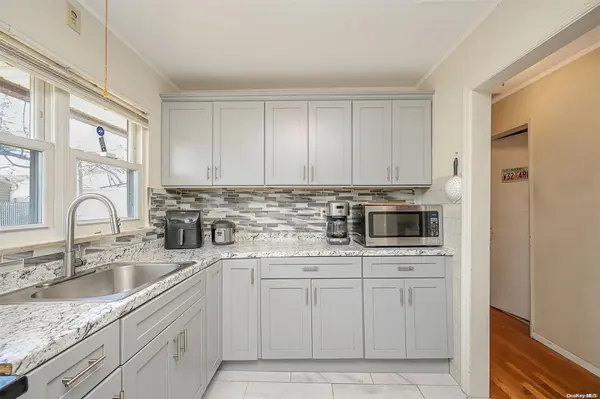 956 Lynn DR, Valley Stream, NY 11580