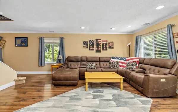 1016 Skyline DR #1016, Coram, NY 11727
