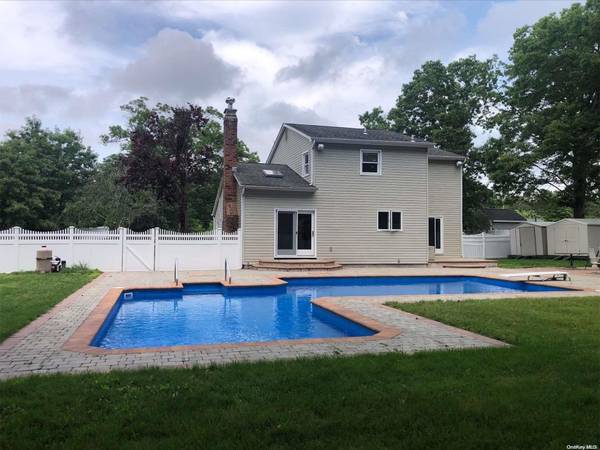 52 W Woodside AVE, Patchogue, NY 11772