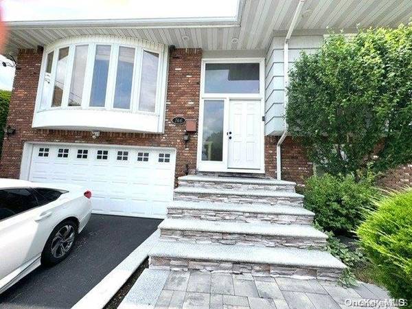 746 Vivian Ct #1, Baldwin, NY 11510