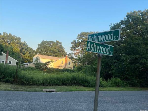 33 Ashwood DR, Shirley, NY 11967