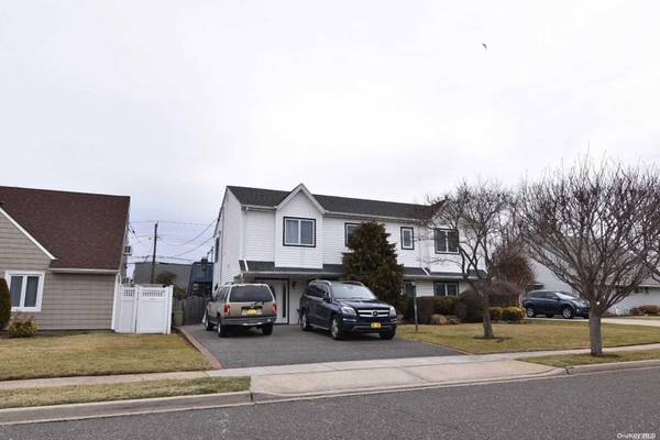 86 Weaving LN, Wantagh, NY 11793