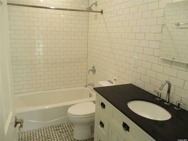 31 Monroe ST, Inwood, NY 11096