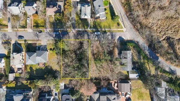 340 Warwick AVE, Douglaston, NY 11363