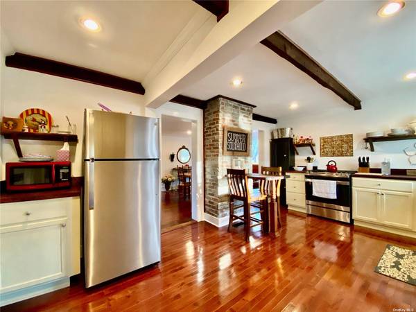 1975 Youngs AVE, Southold, NY 11971