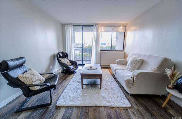 2 Bay Club DR #1Z2, Bayside, NY 11360