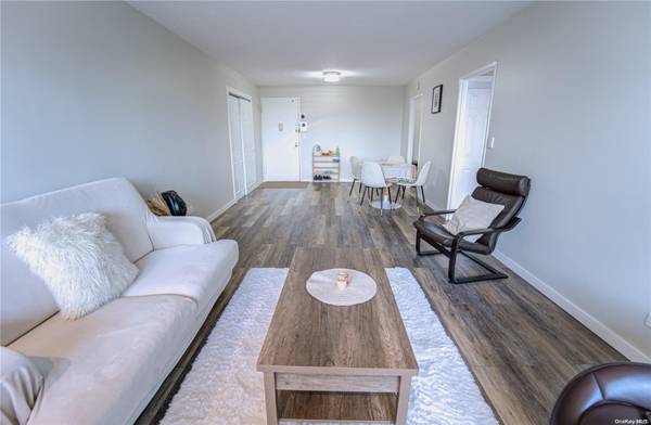 2 Bay Club DR #1Z2, Bayside, NY 11360