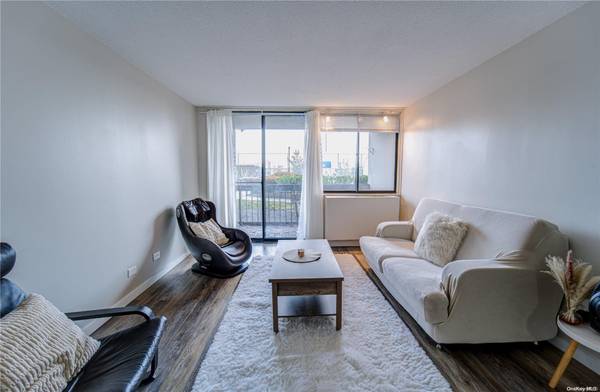 2 Bay Club DR #1Z2, Bayside, NY 11360