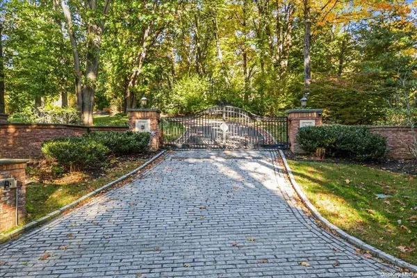 10 August LN, Old Westbury, NY 11568
