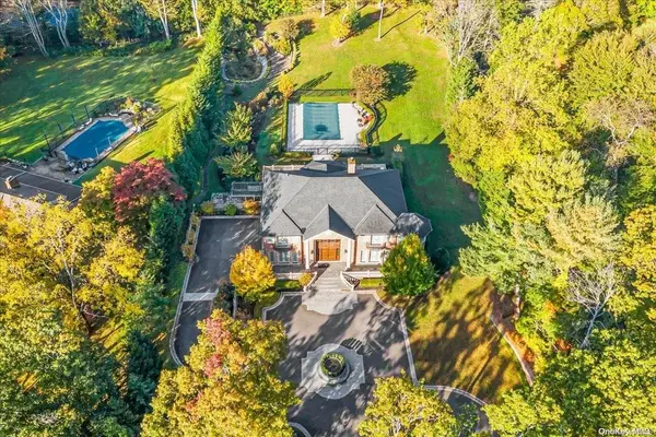10 August LN, Old Westbury, NY 11568