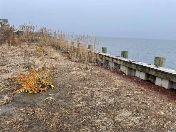 4 Grandview DR, Blue Point, NY 11715