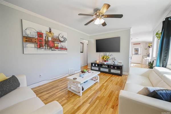 39 E Walnut ST, Central Islip, NY 11722