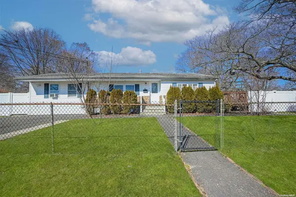 39 E Walnut ST, Central Islip, NY 11722
