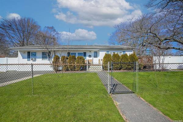 39 E Walnut ST, Central Islip, NY 11722