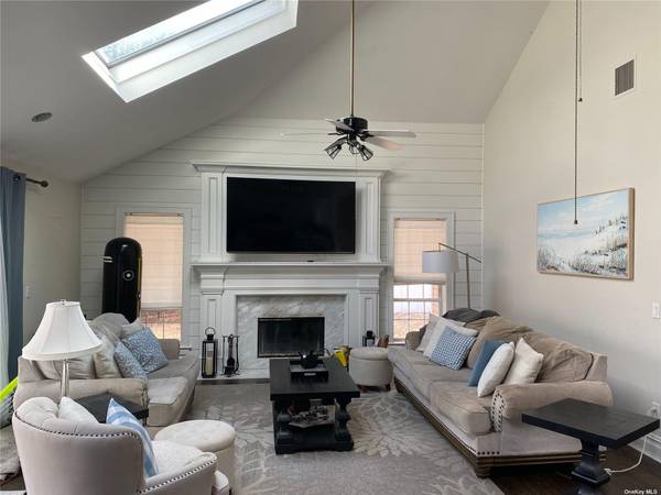 22 Drew DR, Eastport, NY 11941