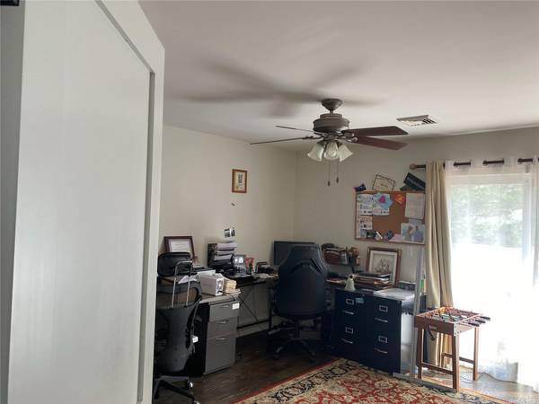 22 Drew DR, Eastport, NY 11941
