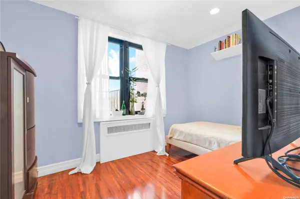 150-11 72nd RD #4H, Flushing, NY 11367