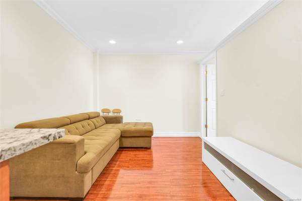 150-11 72nd RD #4H, Flushing, NY 11367