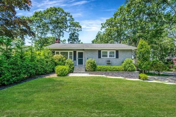 3 Crestview DR, Remsenburg, NY 11960