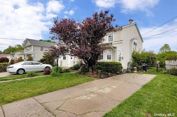 216 Swalm ST #A, Westbury, NY 11590