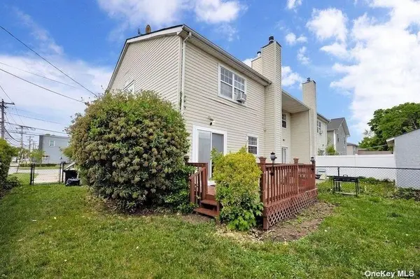 216 Swalm ST #A, Westbury, NY 11590