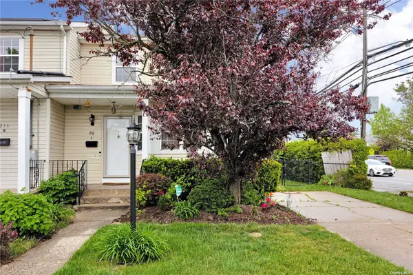 216 Swalm ST #A, Westbury, NY 11590