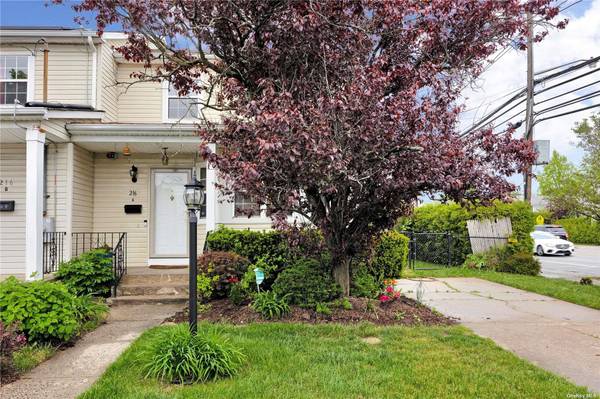 216 Swalm ST #A, Westbury, NY 11590